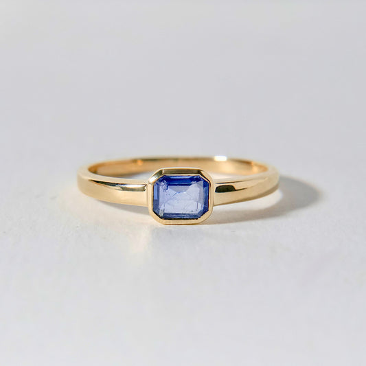 Little Gemstone Signet Ring - Blue Sapphire